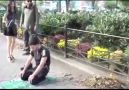 NAMAZ kılan müslüman gençlerin macerası.