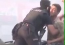 Namluda sıkışan askeri kurtaran polis
