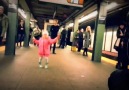 New York metrosunda küçük kızın dansı