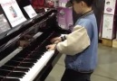 Niño prodigio del piano sorprende en Costco