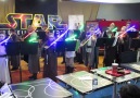 Niños tocan el tema de Star Wars con sables laser