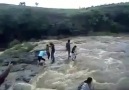 NUNCA CONFÍES EN UN RÍO