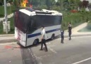 Okmeydanı'nda polis aracına taşlı saldırı