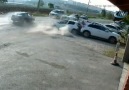 Okul müdürü iki araç arasında sıkıştı (O anlar kamerada)