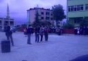 okulun önünde küçük bir gösteri (AMATÖR ÇEKİM)