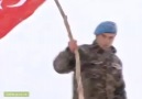 Ömer Çavuş Türk bayrağı astığı sahne