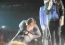 One Direction'a Ayakkabı Fırlatmak
