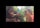 Onunla dalga geçiyor