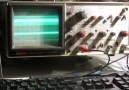 Osiloskop ekranıyla oyun oynayan hacker