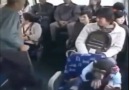 Otobüste yaşlılara yer veren maymun görenleri şaşkına çevirdi