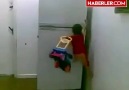 Oyuncağını komşu çocuğuna vermek istemeyen çocuğun azmi :)