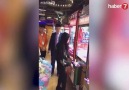 Oyuncak makinesindeki ayıcıkları kurutan Çinli kız