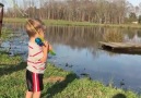 Oyuncak oltasıyla balık yakalayan çocuğun sevinci...