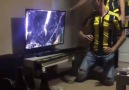 Ozan Tufanın kaçırdığı golün ardından bir taraftar televizyonu kırdı