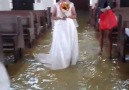 Pareja se casa en una iglesia inundada por las fuertes lluvias