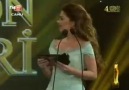 Pelin Karahan, 4. Antalya tv ödülleri töreninde ödül veriyor.