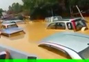 Penduduk kampung meninjau lokasi banjir.