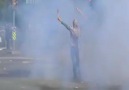 polis biber gazını eylemciye nişan alıyor
