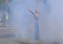 Polis insanların yüzünü hedef alarak gaz bombası atıyor!