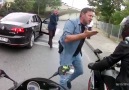 Polis şehrin ortasında motosikletli sürücüye bagajdan uzun nam...