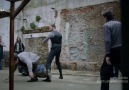 Pusat, Hapishane'deki Adamları dövüyor