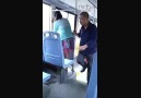 Qadın avtobusda ona yer verməyən kişinin qucağında oturdu