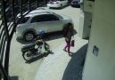 Rakaman CCTV pencuri helmet dan kasut