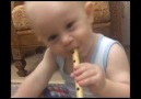 Rizeli bebek flüt çalıyor :)