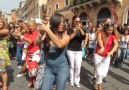Roma sokaklarından İspanyol kadınlar geçti )