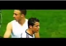Ronaldo Galatasaray taraftarlarını alkışlıyor