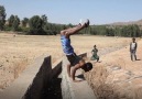 Saatlerce elleri üstünde yürüyen yük taşıyan zıplayan Etiyopyalı Dirar