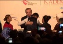 Sahneye atlayıp Cumhurbaşkanı Erdoğan’a sarıldı