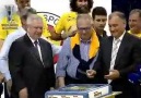 Şampiyonluk pastası kesilirken Obradovic Veselyyi taklit ediyor