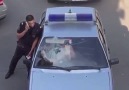 Sarhoş Bayanı Araba da Tutsak Etmek İsteyen Polis :)))