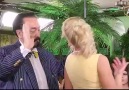 Sarışın güzel gözlerini Adnan Oktar'dan ayırmadı...