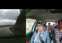 Savrulan arabada istifini hiç bozmayan aile