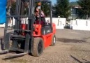 Sekreter Emine Ergin den forklift kullanımı