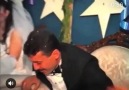 Selahattin Özdemir kendi düğününde şarkı söylüyor