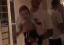 Serdar Aziz oğluna Galatasaray marşı dinletiyor.