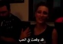 Serenay Sarıkaya﻿ singing with her friends