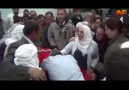 Şervan Müslim'in annesi cenazeyi karşılarken