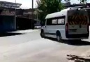 Servis araci sıfır çiziyo. Tutmayin küçük enişteyi )