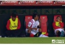 Sevilla yedek kulübesinde şişeye işeyen futbolcu :) OHA BUDA