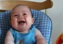 Sevimli bebekleri izlerken gülmemek mümkün değil :)