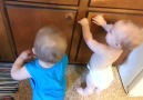 Sevimli İkizlerin Eğlenceli Lastik Oyunu.. :))