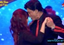 Shah Rukh Khan  on stage honored an adorable girl #FAN  (Airte...
