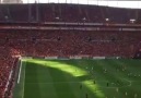 Şimdiden başladık.Galatasaray taraftarı şu anda şarkıları söylüyor