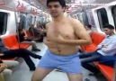 Şişli Metro'da Boxer ile Dans Eden Genç