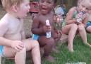Siyahi çocuğun videonun sonundaki tepkisi görülmeye değer