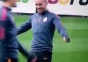Sneijder idmanda dansını konuşturuyor :D